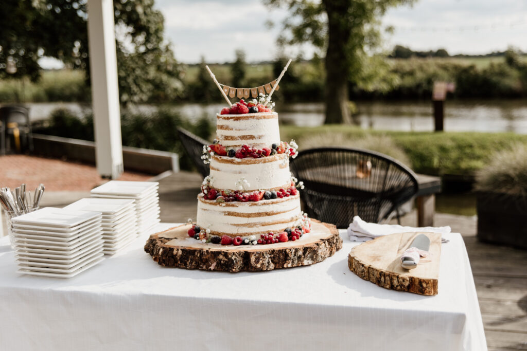Bruidstaart met uitzicht over het water
