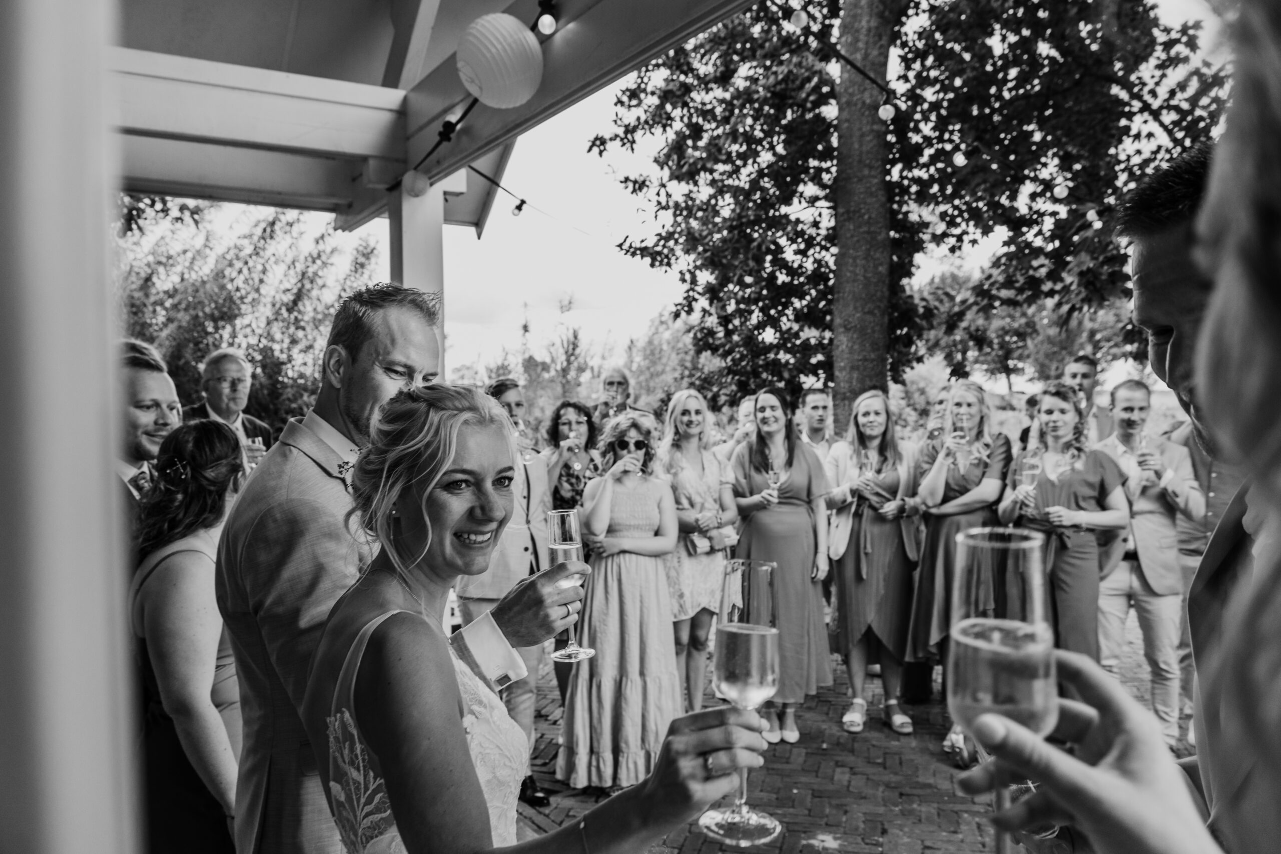 Bruidspaar met champagne in Dokkum