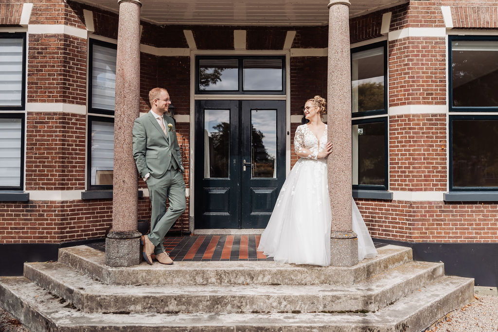 Bruidspaar bij historisch pand in Akkrum Nederland